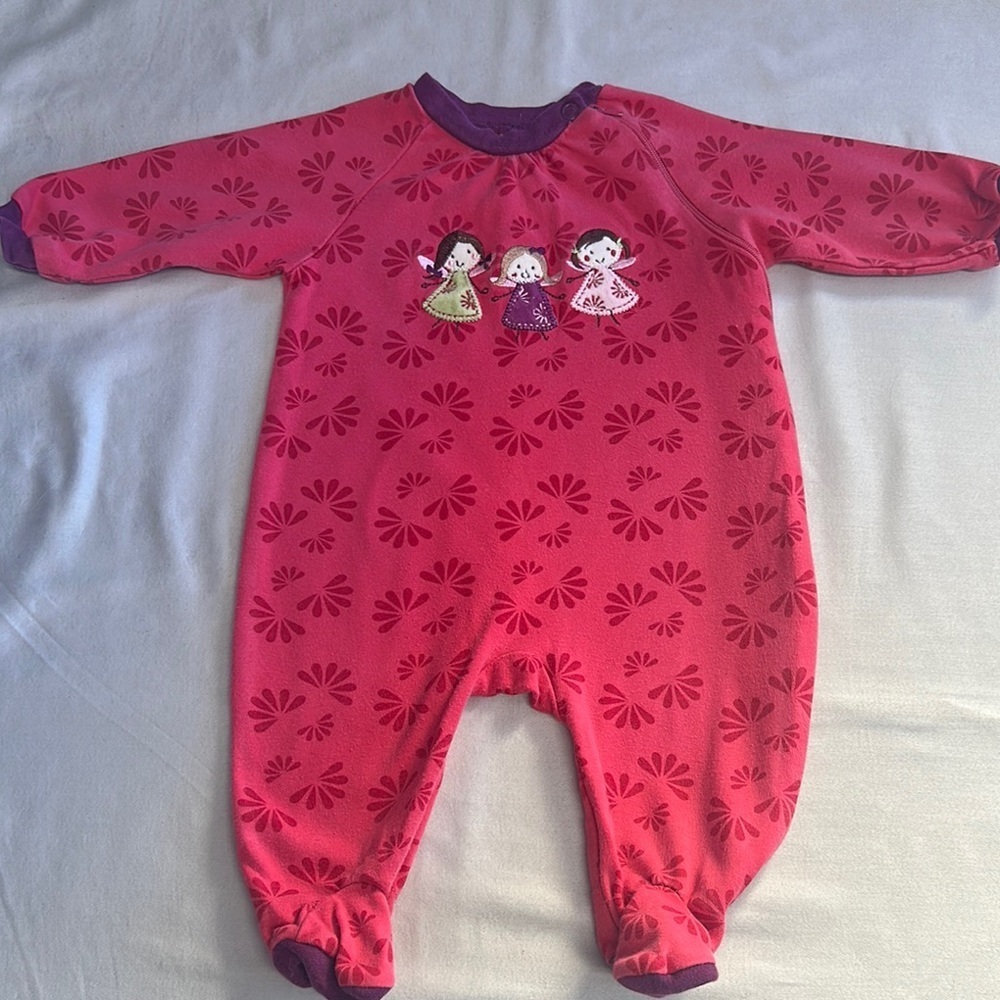 🐥 Pekkle - Red and Purple Onesie sleeper with dancing fairies
